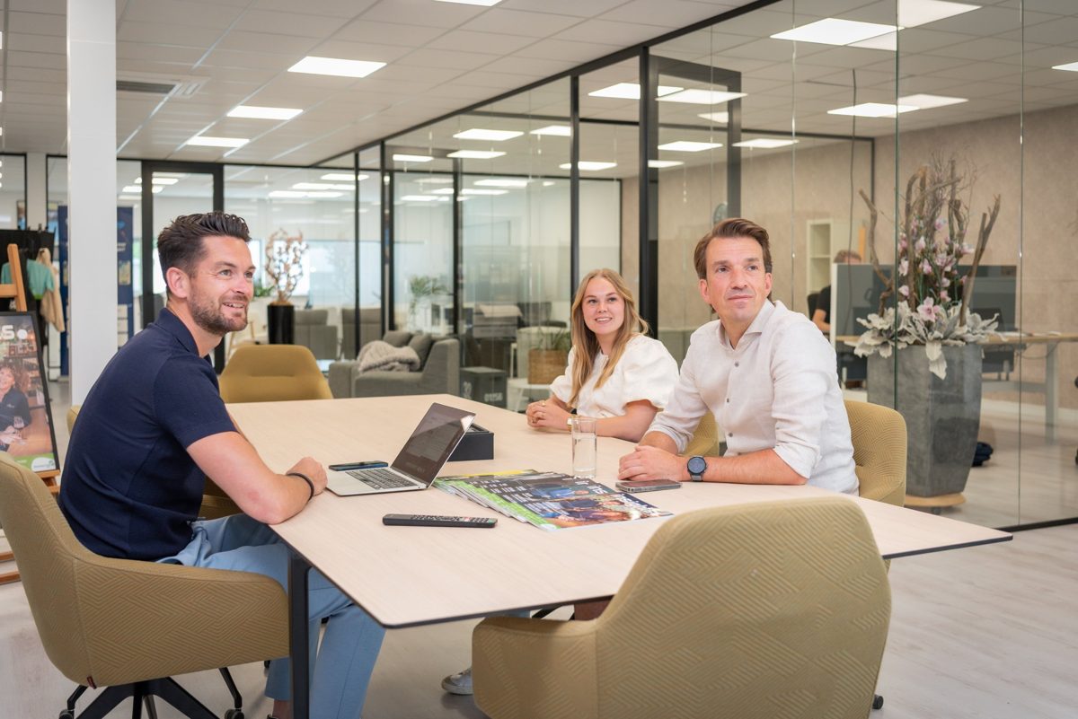 Overleg aan tafel op kantoor
