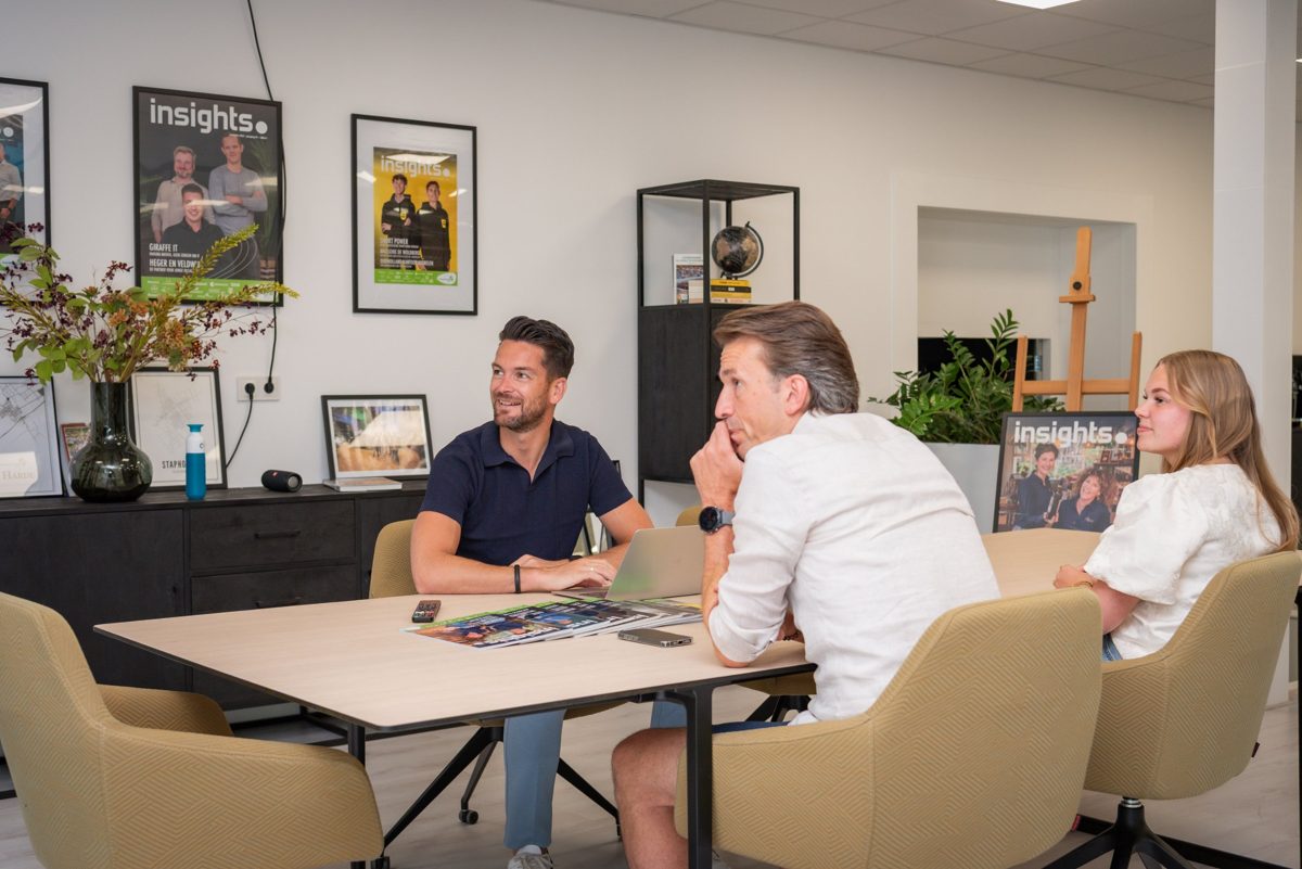 Overleg aan tafel bij Trisper